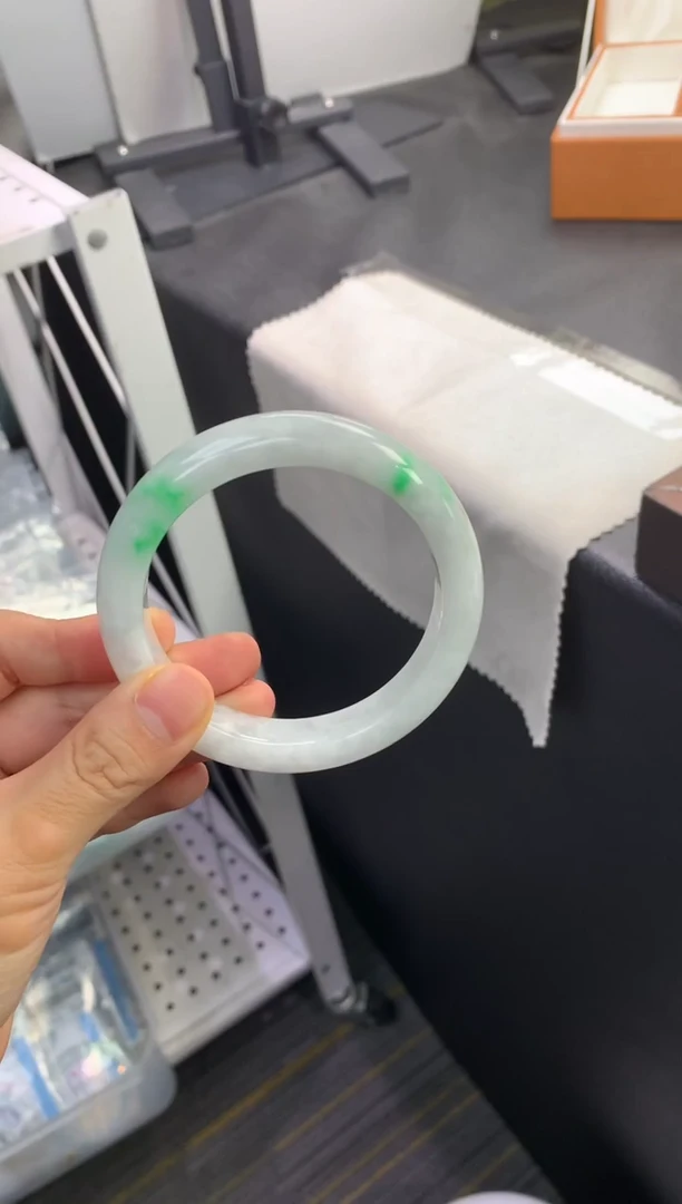 未镶嵌手镯翡翠小**?退货需手镯吊牌标签完好