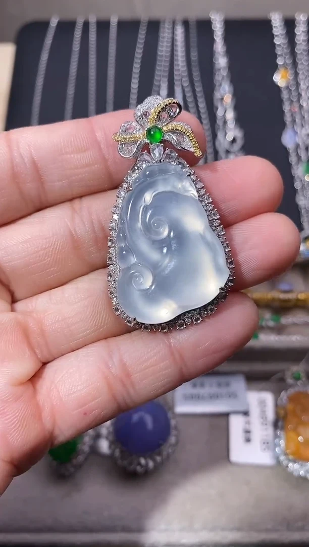 颈饰18K金镶嵌翡翠吊坠