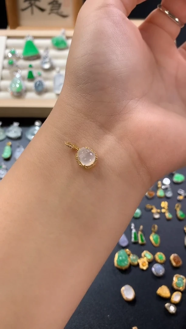 颈饰18K金镶嵌翡翠貔貅