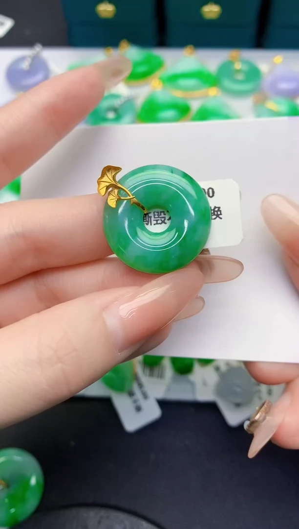 颈饰18K金镶嵌翡翠缅甸天然翡翠A货