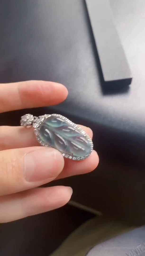 翡翠未镶嵌颈饰一物一证一礼盒