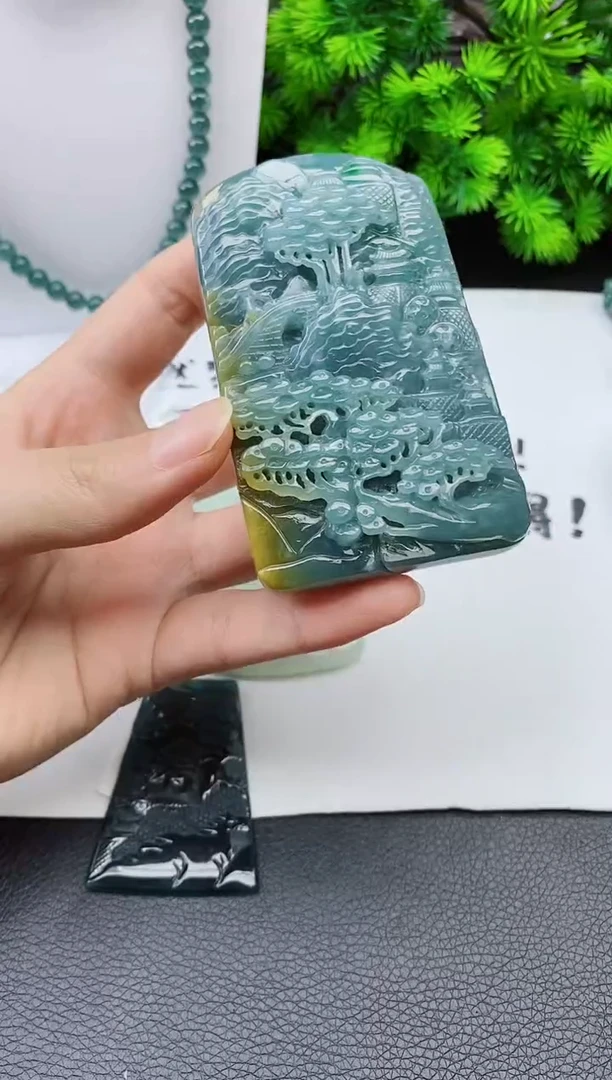颈饰未镶嵌翡翠明*