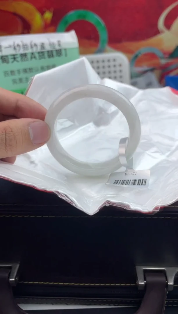 【闪购商品】翡翠手镯未镶嵌8翡翠手镯（微瑕）