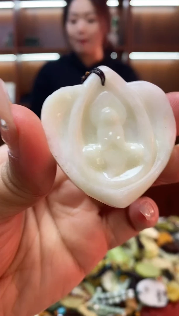 未镶嵌蛇纹石玉吊坠
