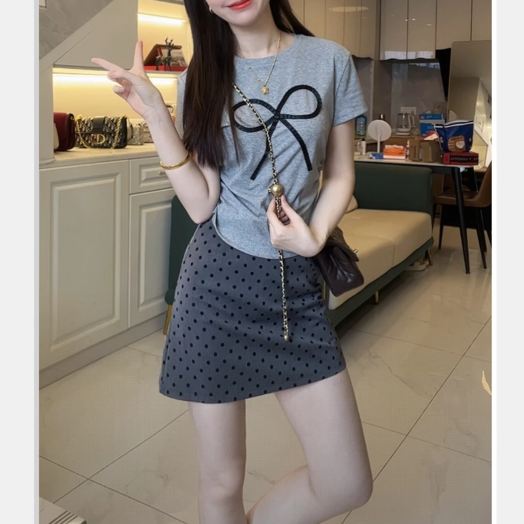 夏季穿搭灰色蝴蝶结正肩T恤显瘦设计感上衣+灰色波点短裙套装