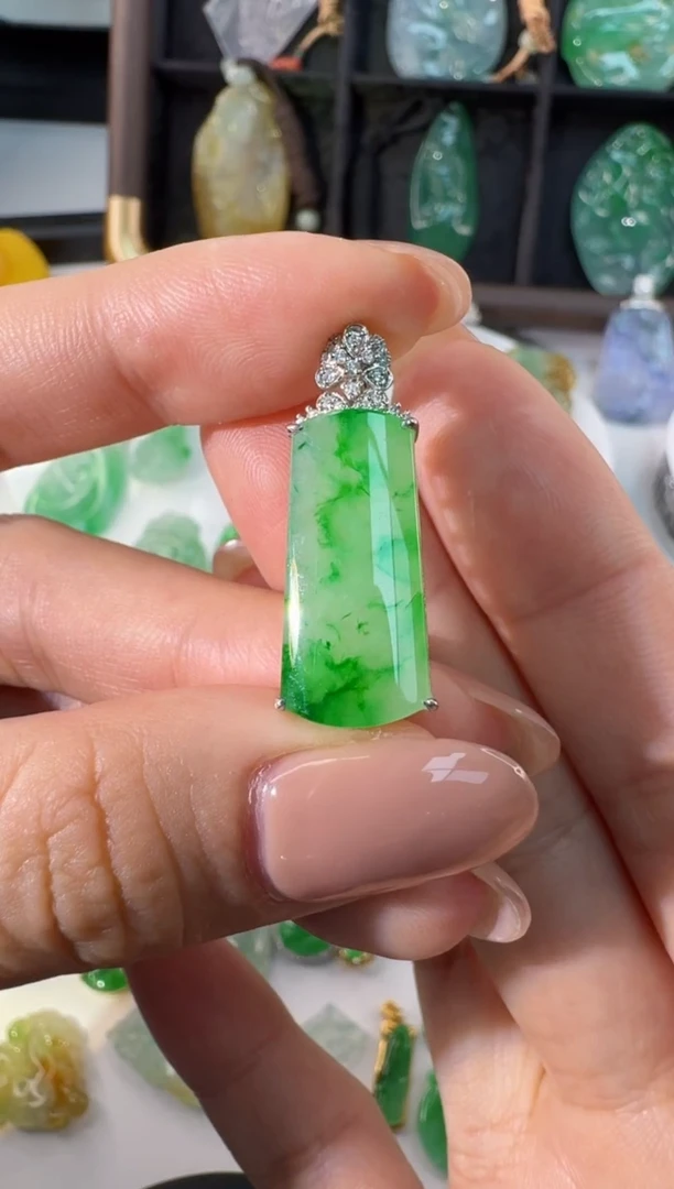 颈饰18K金镶嵌翡翠缅甸A货翡翠