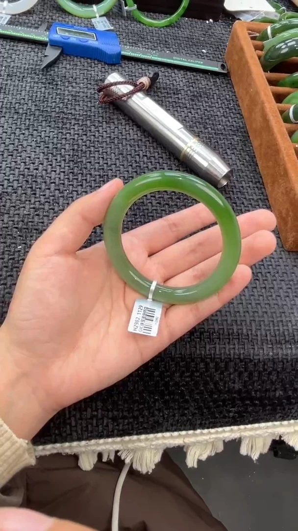 未镶嵌手镯和田玉56白加绿特细了