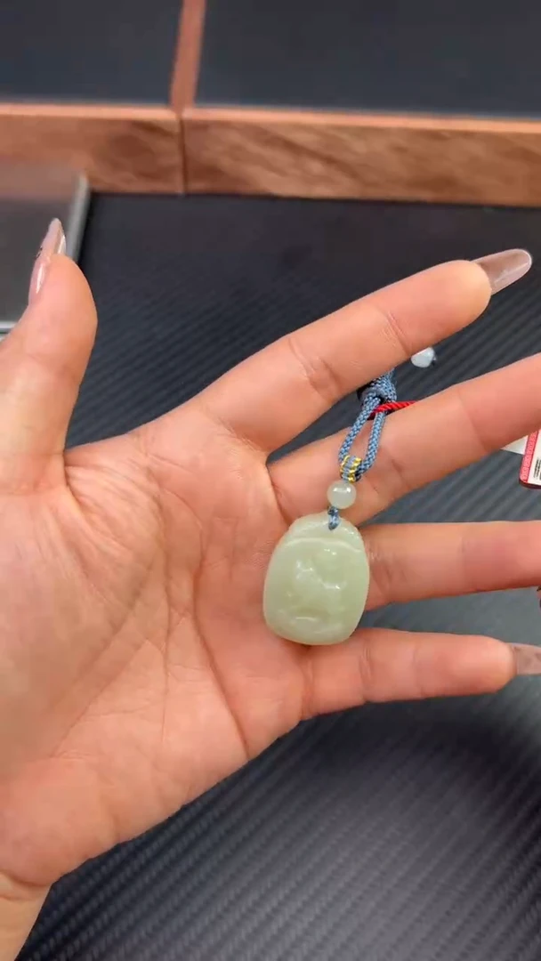 【闪购商品】和田玉吊坠(赠链)未镶嵌且末微色差迪克兰二细