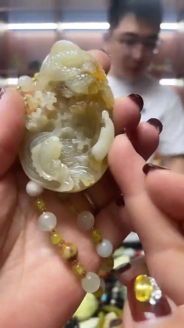 未镶嵌蛇纹石玉吊坠