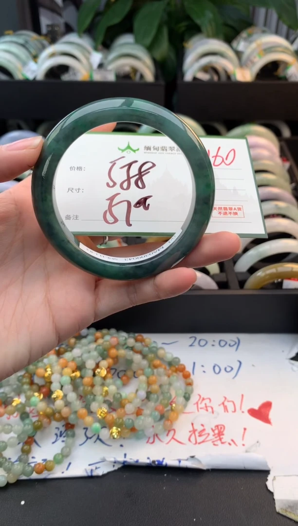 未镶嵌定制翡翠毛货需精细抛光+多人
