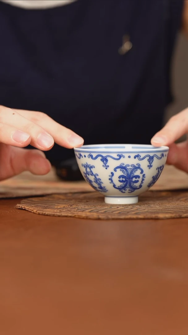 杯看山柴窑青花忍冬