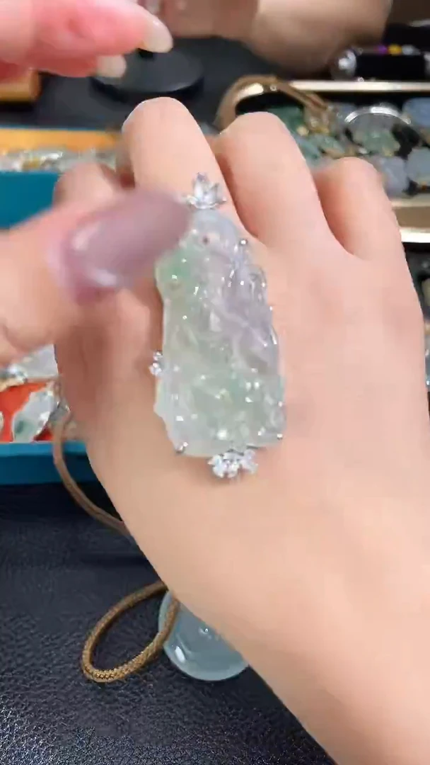 颈饰银S925镶嵌翡翠2026123101多样性发一