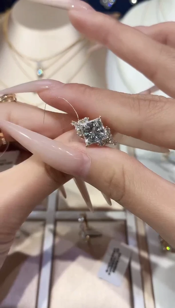 18K金镶嵌实验室培育钻石3克拉公主方繁花15圈