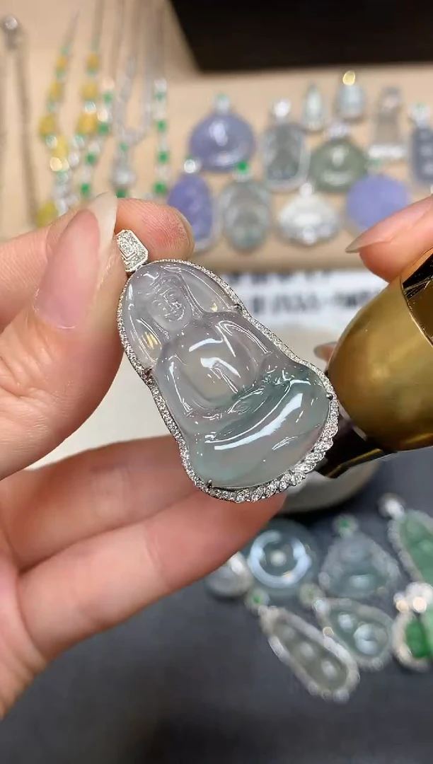 颈饰18K金镶嵌翡翠观音【无服务费