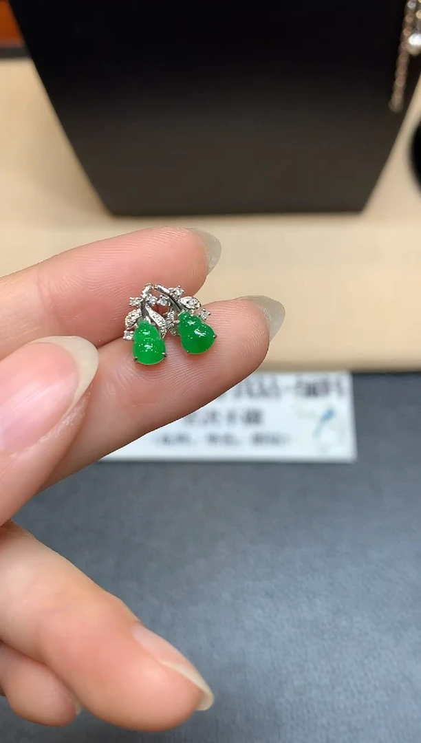 18K金镶嵌翡翠耳饰葫芦【无服务费