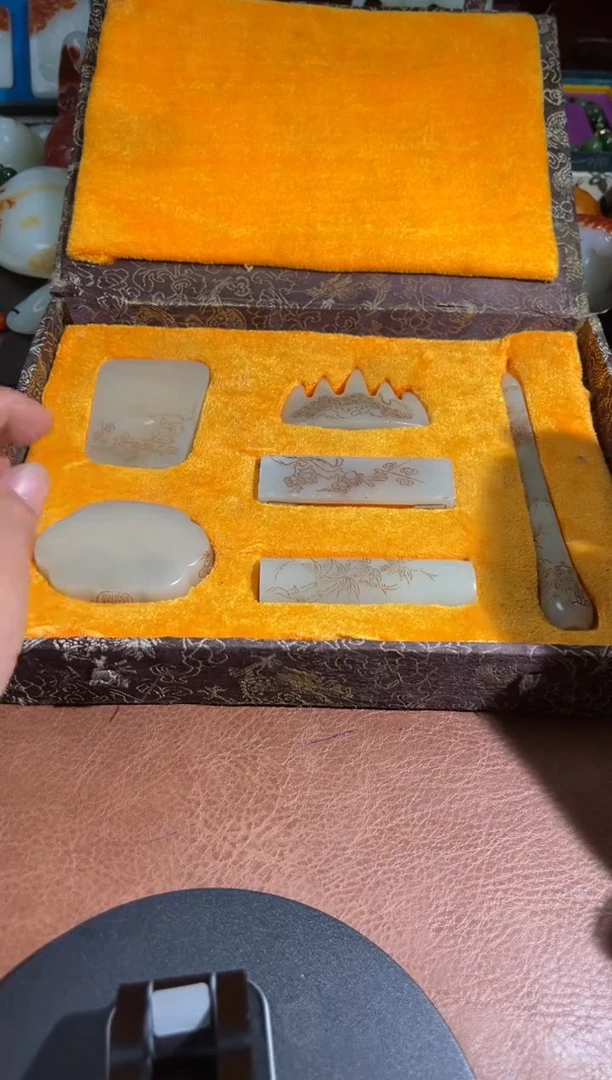 未镶嵌和田玉把件秋****.和田玉