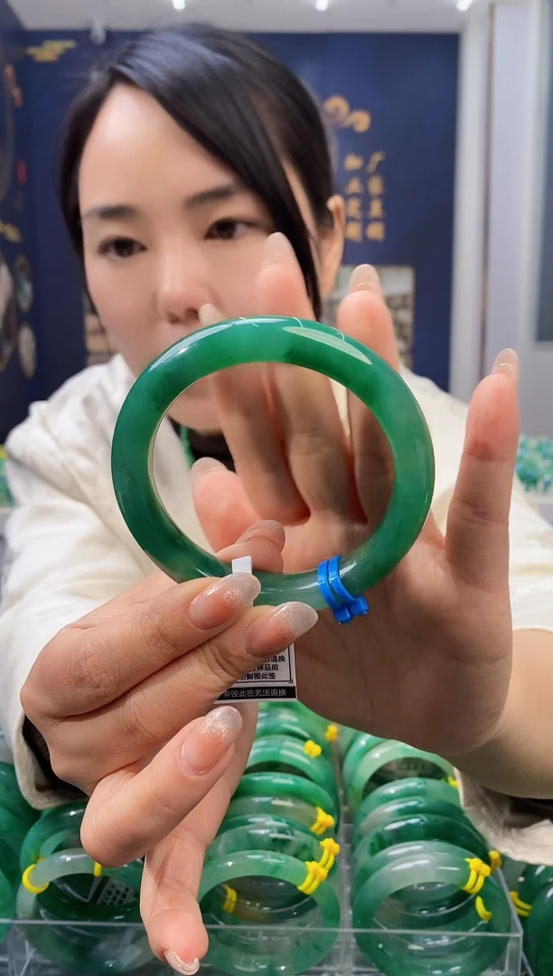 【闪购商品】石英质玉手镯未镶嵌37