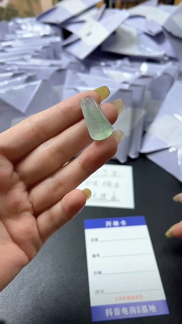 翡翠未镶嵌颈饰时尚女士精品吊坠