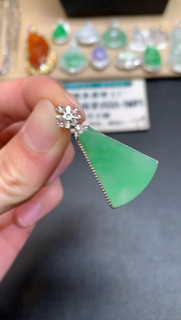 【闪购商品】翡翠颈饰18K金镶嵌无事牌【无服务费】