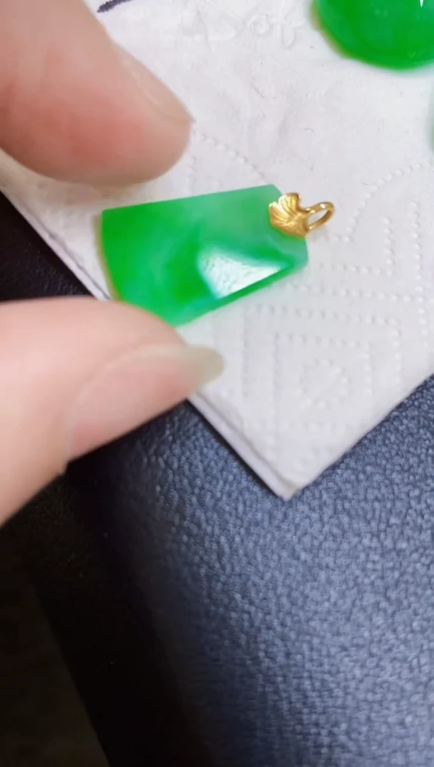 颈饰18K金镶嵌翡翠吊坠