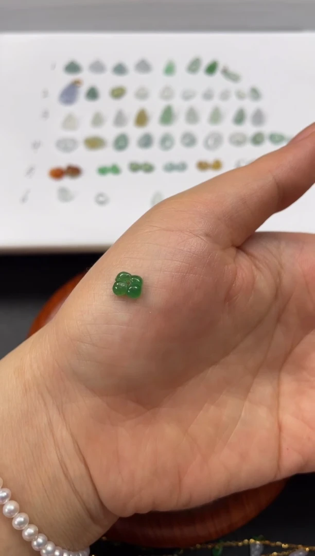 吊坠(不含链)18K金镶嵌翡翠一个JK438
