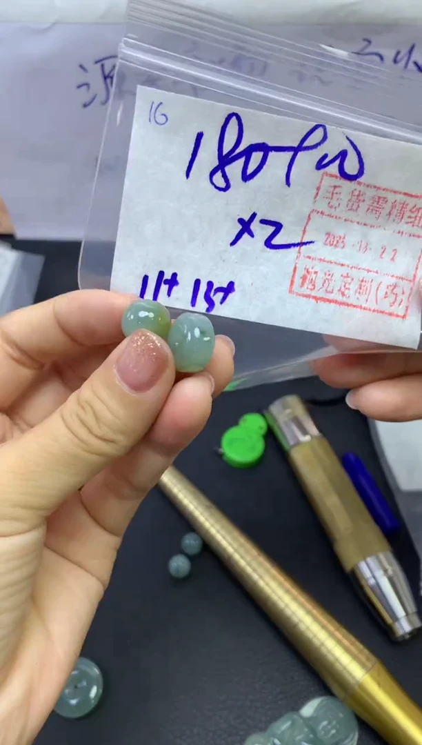 未镶嵌定制翡翠16小桶珠1对*190元毛货需精抛光