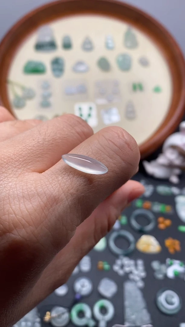 颈饰未镶嵌翡翠高冰马眼/芬