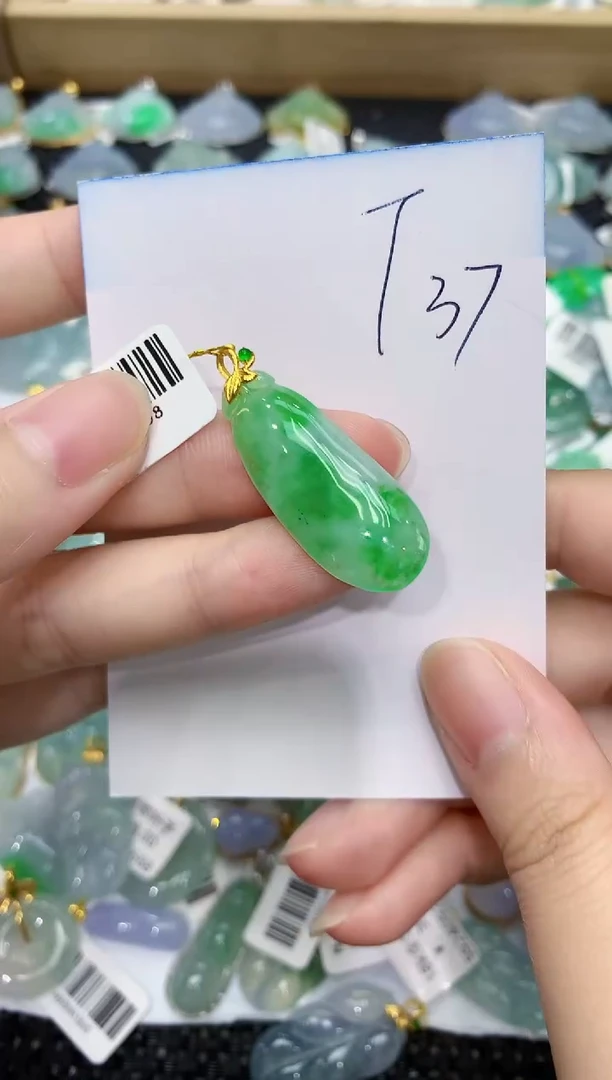 翡翠18K金镶嵌颈饰111111111