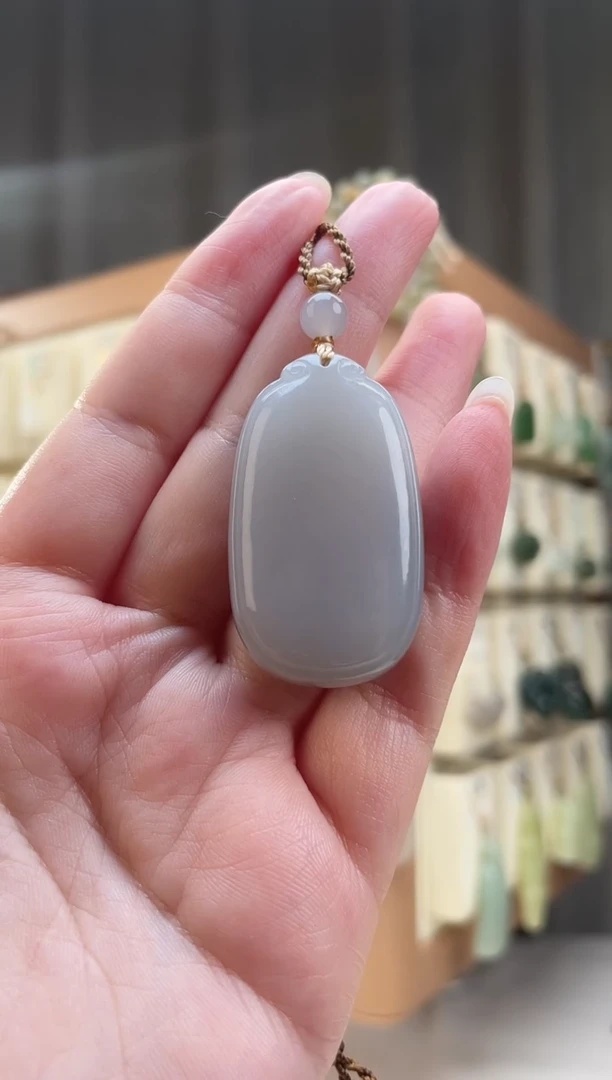 颈饰未镶嵌和田玉40*24*12毫米烟紫无事牌（有个针尖大黑点）