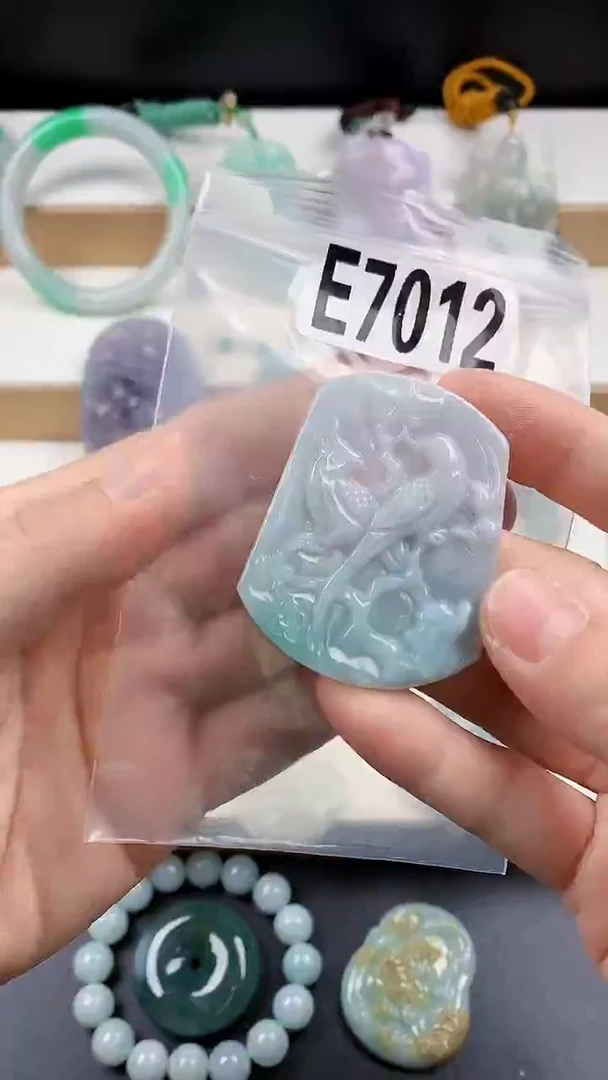 颈饰未镶嵌翡翠天然翡翠吊坠挂件