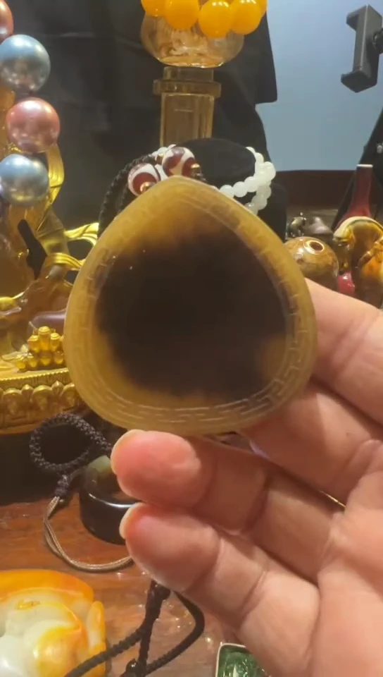 把玩白色的大西大牛大角的挂牌