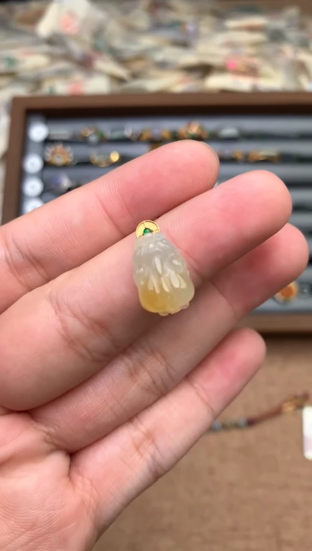 18K金镶嵌挂件翡翠一