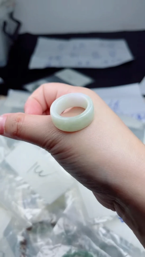 翡翠未镶嵌颈饰戒圈