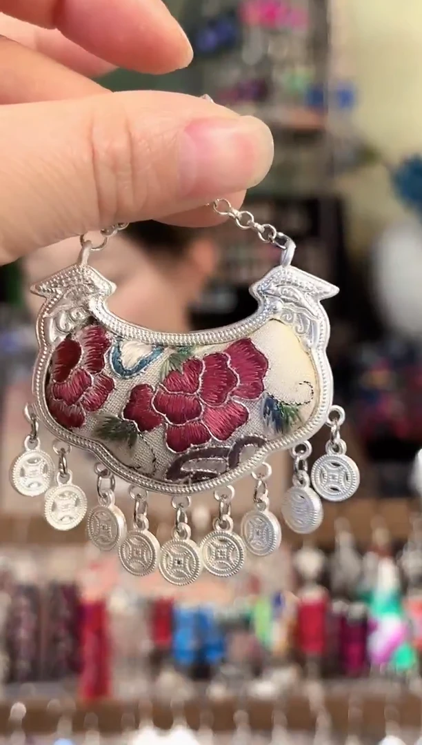 彩云南阁非遗老绣苗银饰品110