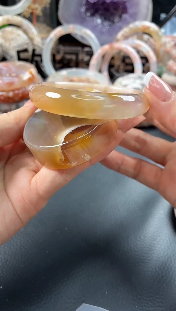 未镶嵌手镯（圆镯）石英质玉53