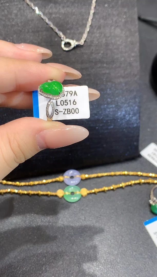 18K金镶嵌戒指翡翠L多样性发其一