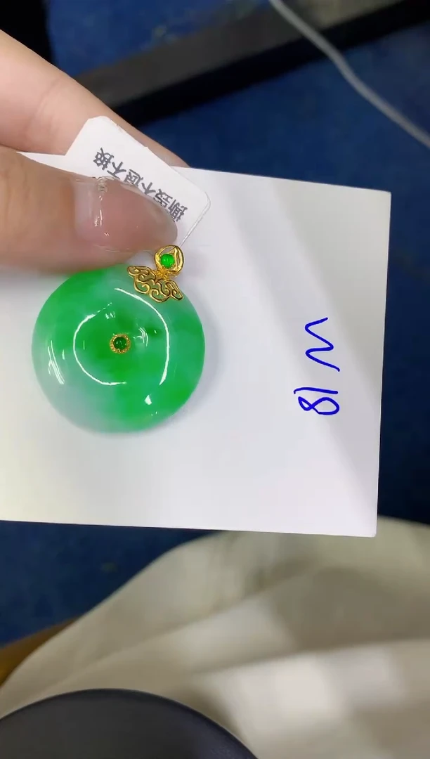 颈饰18K金镶嵌翡翠缅甸天然翡翠A货
