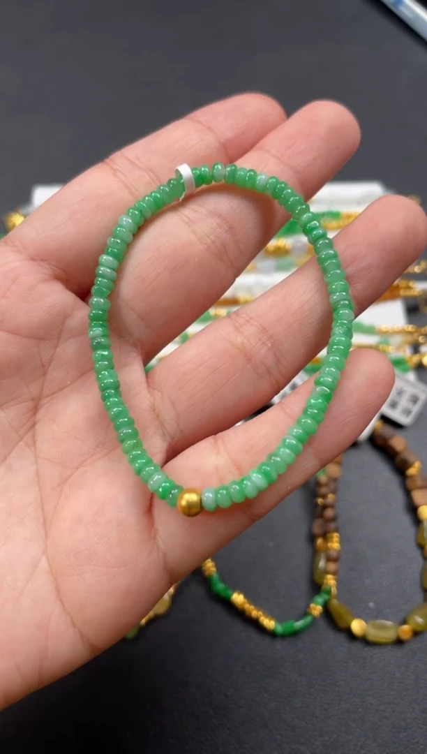 套链足金镶嵌翡翠一条   P119