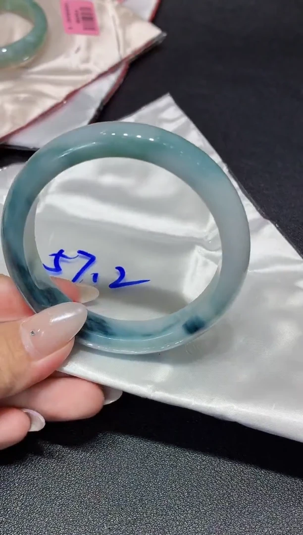 翡翠手镯未镶嵌翡翠手镯