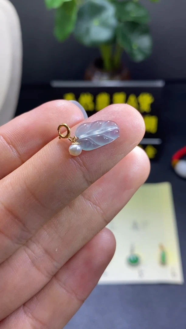 翡翠18K金镶嵌颈饰翡翠吊坠