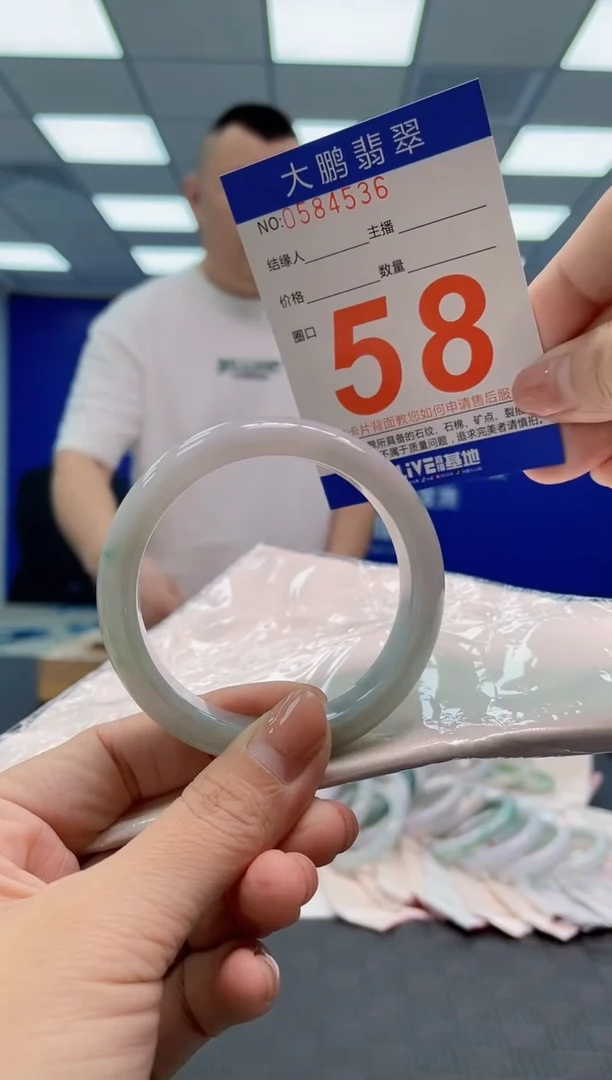 翡翠手镯未镶嵌AAAAAAAA