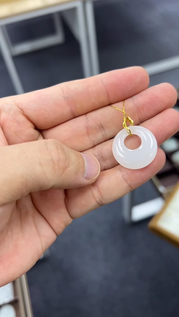 颈饰18K金镶嵌和田玉野牛沟公主扣