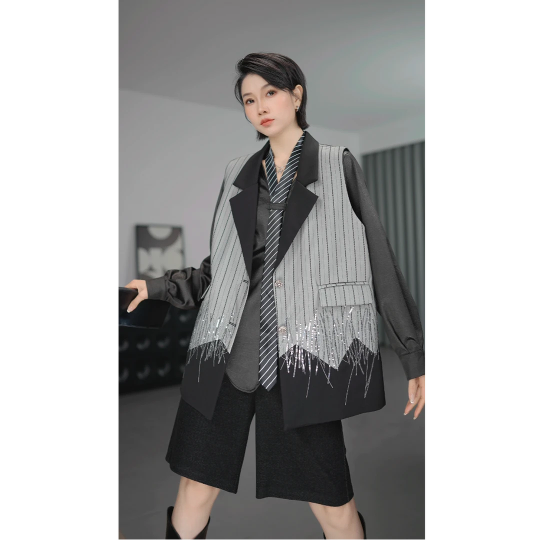 鑫鑫2025秋季新款时尚百搭拼接西装领黑色马甲1504
