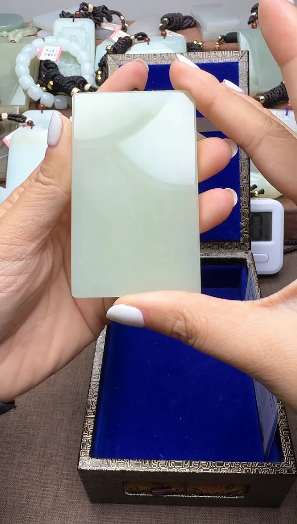 颈饰未镶嵌和田玉小***律小陈要自律