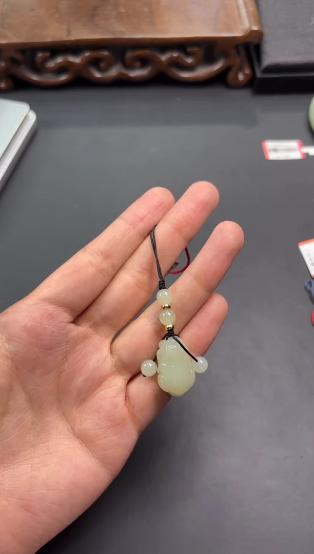 【闪购商品】和田玉吊坠(赠链)未镶嵌且末微色差近矿吊坠