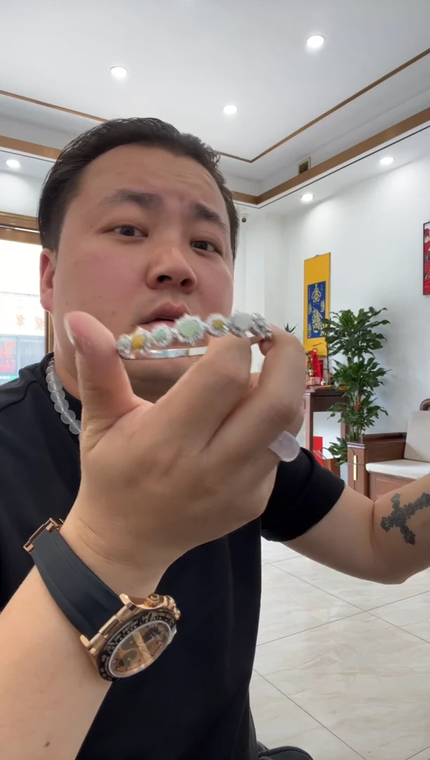 翡翠手镯未镶嵌银手镯