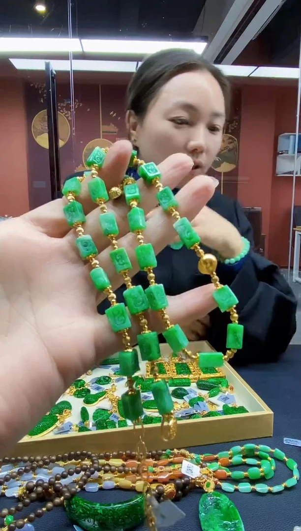 颈饰未镶嵌翡翠吊坠