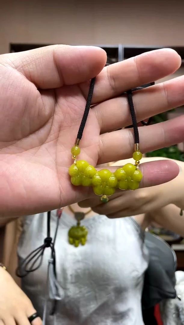 岫玉未镶嵌吊坠多样性发货发其中之一