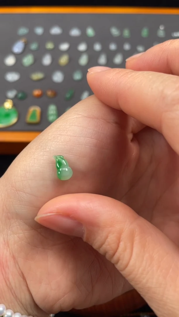 吊坠(不含链)18K金镶嵌翡翠一个  JK261