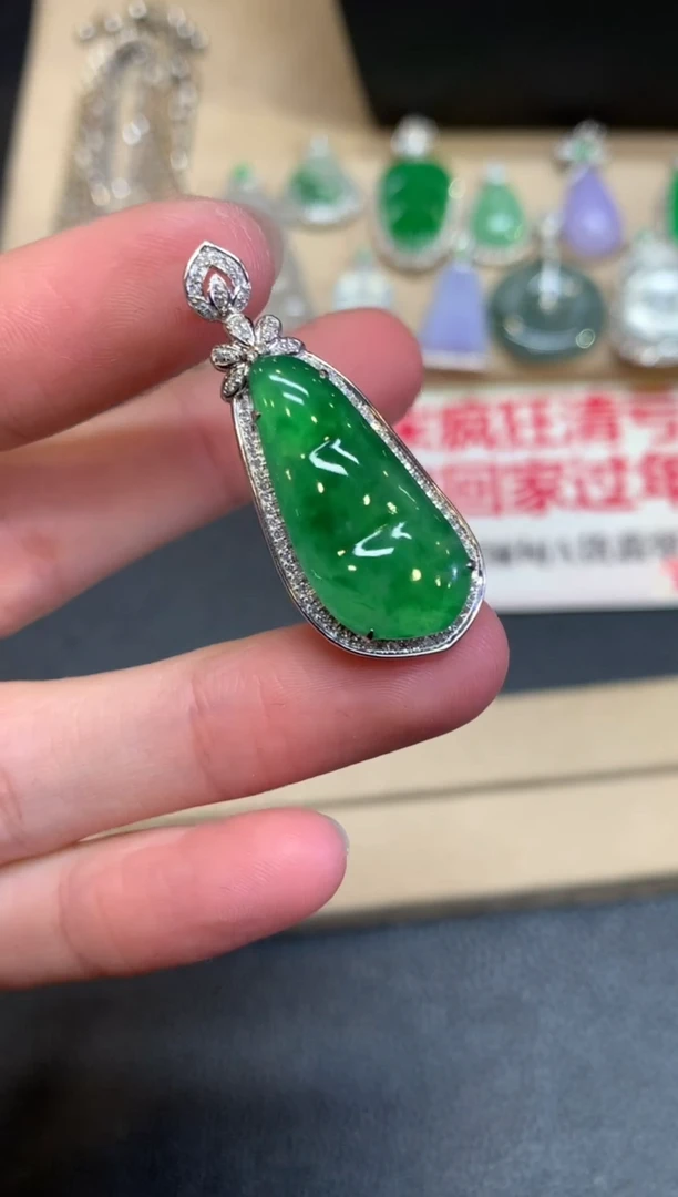 【闪购商品】翡翠颈饰18K金镶嵌福豆【无服务费】